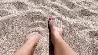 ASMR - Play with my feet in the sand