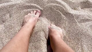 ASMR - Play with my feet in the sand