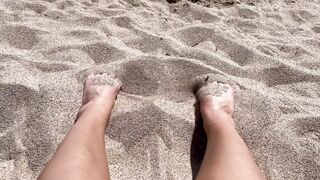 ASMR - Play with my feet in the sand