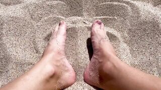 ASMR - Play with my feet in the sand