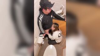 【個室トイレで口内射精】クラブのトイレでこっそりフェラ