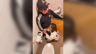 【個室トイレで口内射精】クラブのトイレでこっそりフェラ