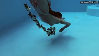 Underwater acrobatics in the pool with Mia Split