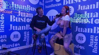 Andrea Pardo se corre 5 veces! seguidas en la máquina sexual en Juan Bustos Podcast