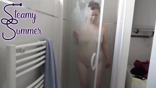 Un voyeur sous ma douche 