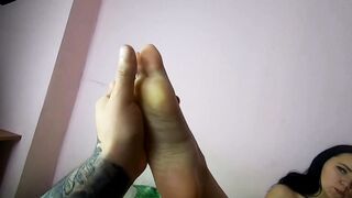 my boyfriend licks my feet and I cum from pussy licking